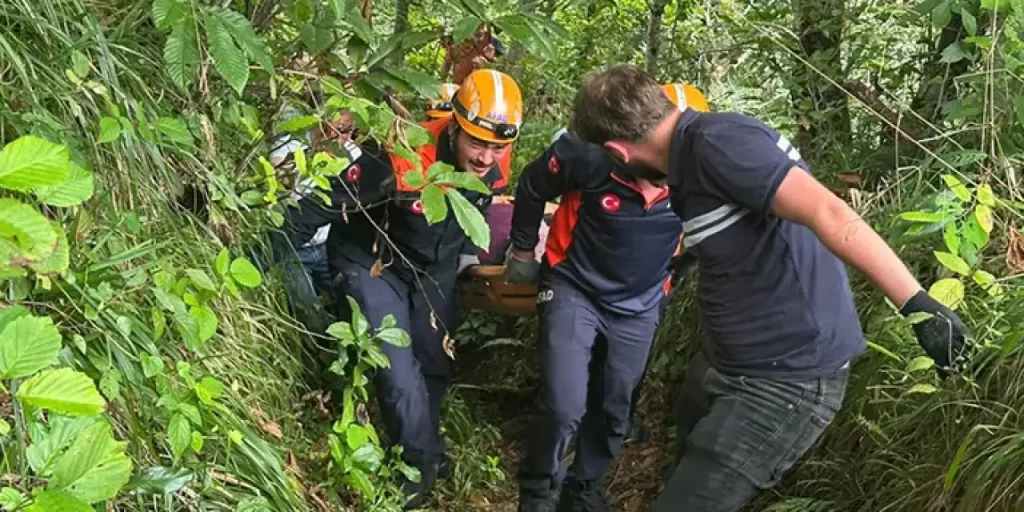 Rize’de çay bahçesine düşen vatandaşı ekipler kurtardı!