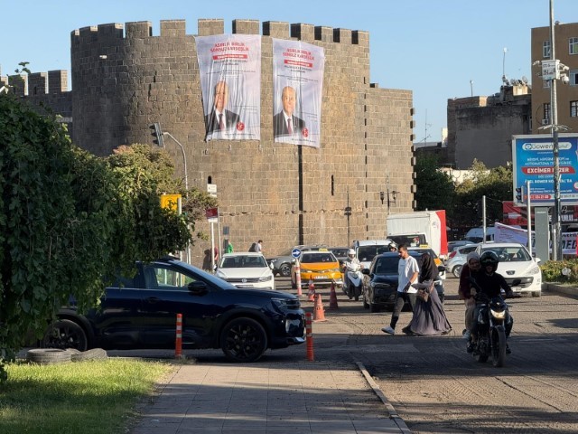 Diyarbakır surlarına Bahçeli’nin posterleri asıldı