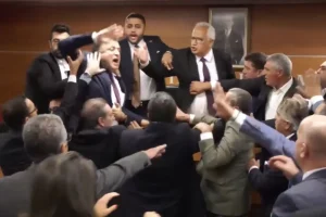 Bayrampaşa’da kura çekimi sonunda tansiyon yükseldi! Kürsüye yürüdüler