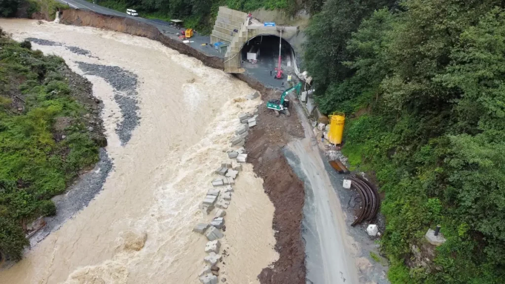 Ayder Yolu’nda Çökme, Çalışmalar Devam Ediyor