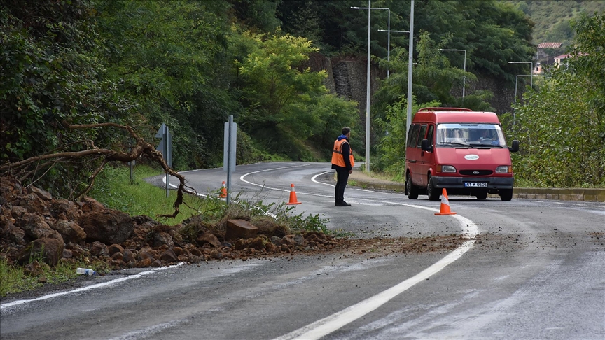 Trabzon’da toprak kayması nedeniyle Sera Gölü yolunda ulaşım kontrollü sağlanıyor