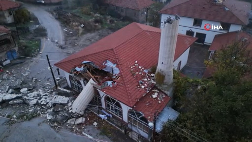 Fırtına minareyi yıktı: Cemaat ölümden döndü