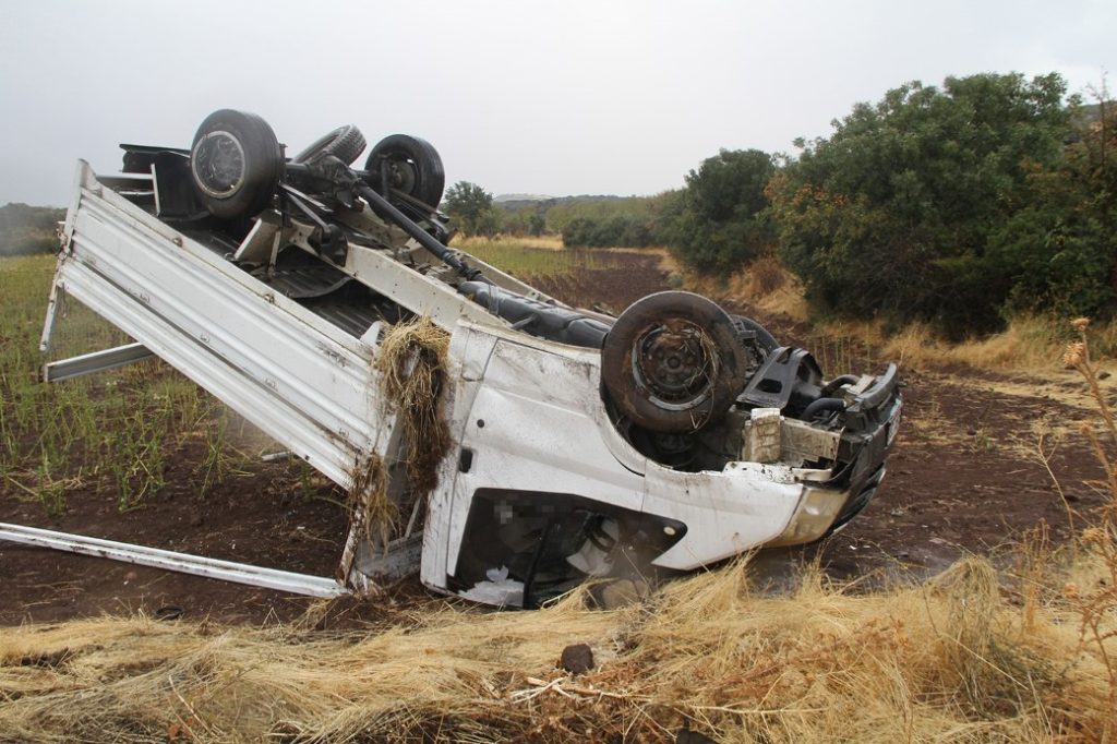 Otomobil ile kamyonet kafa kafaya çarpıştı: 1 ölü, 2 yaralı