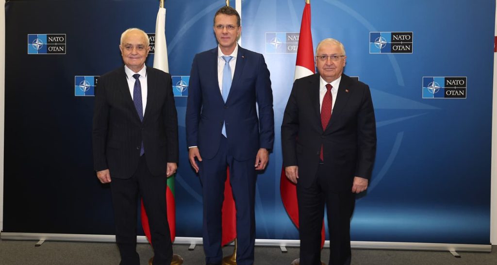 Bakan Güler, Romanya ve Bulgaristan savunma bakanlarıyla bir araya geldi