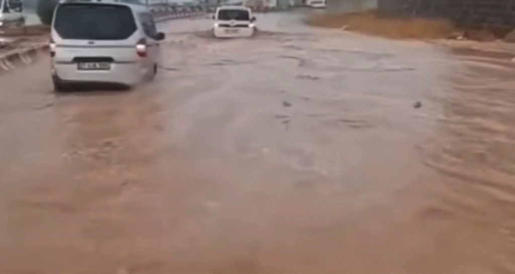 Gaziantep’te şiddetli sağanak hayatı olumsuz etkiledi