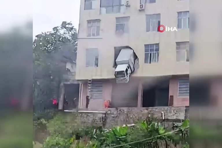 Çin’de binaya çarpan kamyon ikinci katta asılı kaldı
