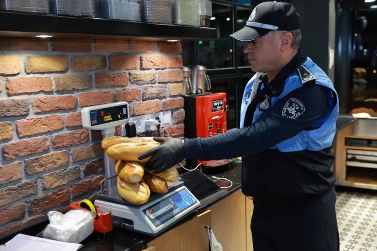 Böyle esnaflar da var! Ekmeği tartıya koyan ekipler, işletme sahibine teşekkür etti