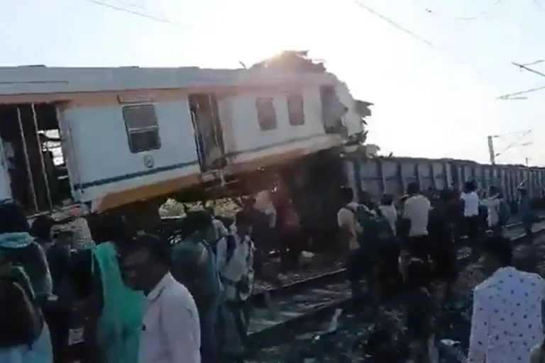 Hindistan’da katliam gibi tren kazası: 11 ölü, 20 yaralı