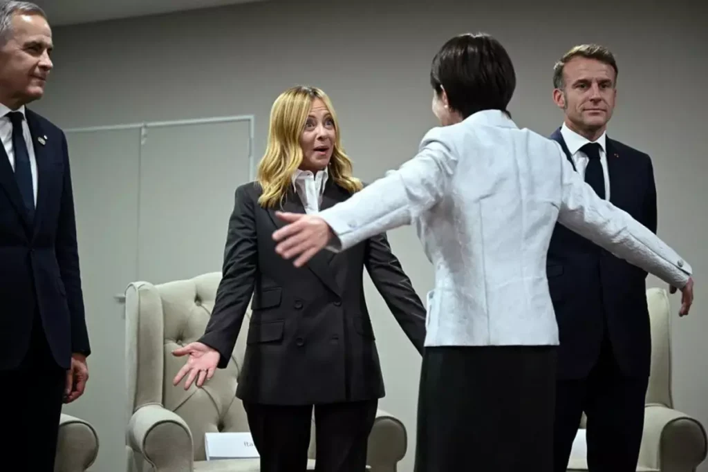 Japonya Başbakanı Sanae, G20 Zirvesi’nde İtalya Başbakanı Giorgia Meloni’yi bir anda sarıldı