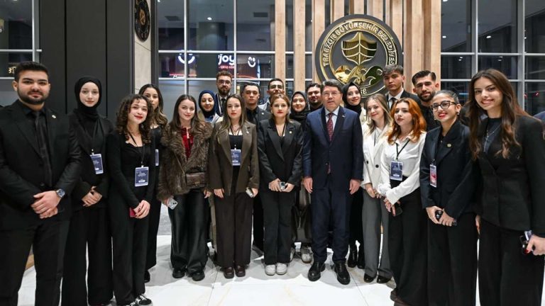 Bakan Tunç’tan Trabzon Büyükşehir Belediyesi ve İl Başkanlığı’na ziyaret