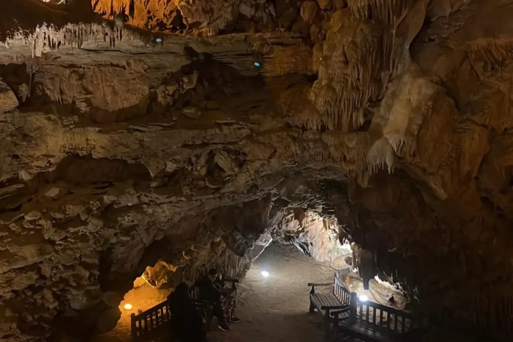 Bu mağarada 15 gün boyunca yarım saat kalan ölüm hariç her derdine şifa buluyor