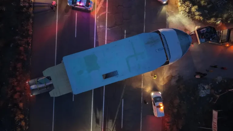 Erzurum’da yat taşıyan TIR yolda kaldı, trafik felç oldu