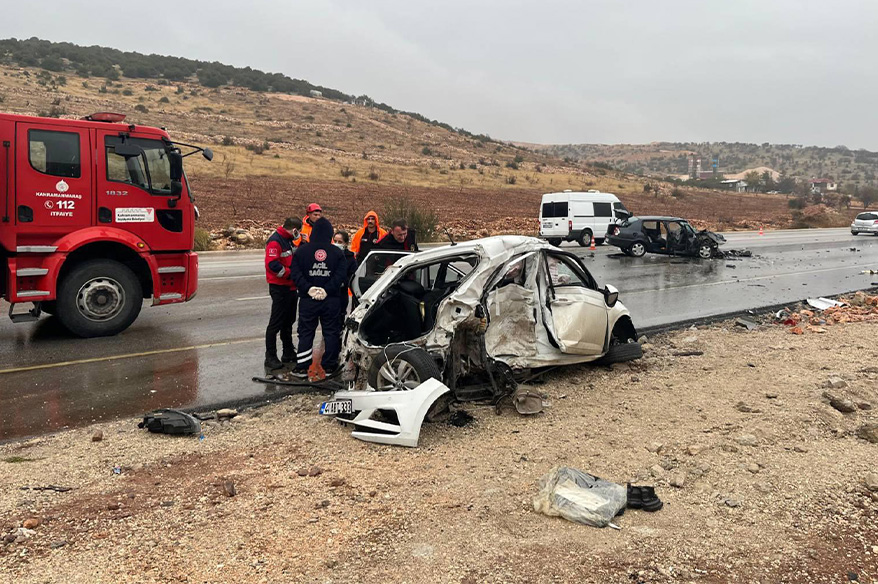 Otomobillerin hurdaya döndüğü kazada doktor öldü, 2 kişi de ağır yaralandı