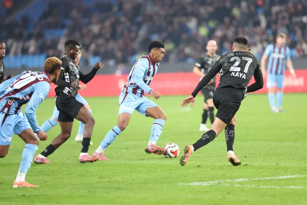 Tek atıp üç aldılar! Trabzonspor evinde yıkıldı