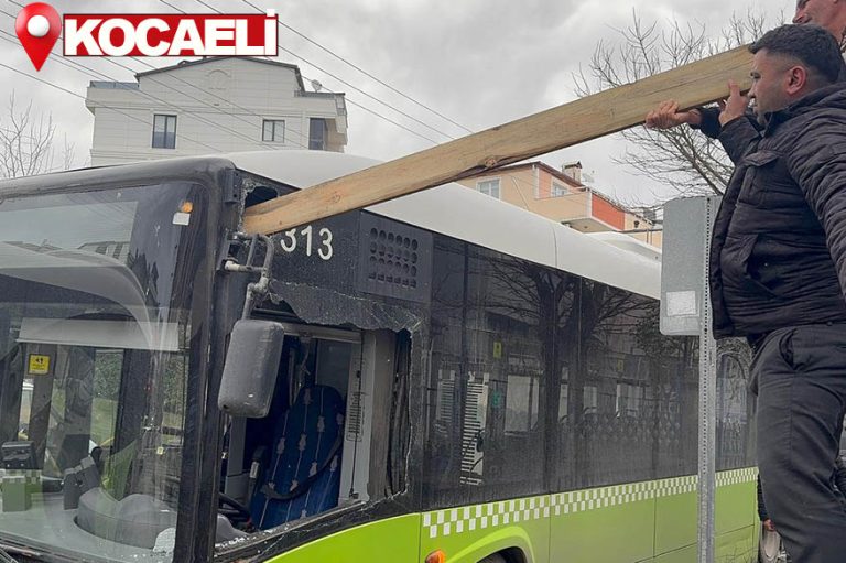 Çatıdan kopan kereste seyir halindeki otobüse saplandı