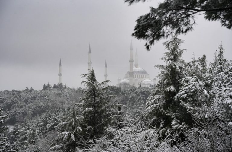 Çamlıca’da etkili olan kar yağışı havadan görüntülendi