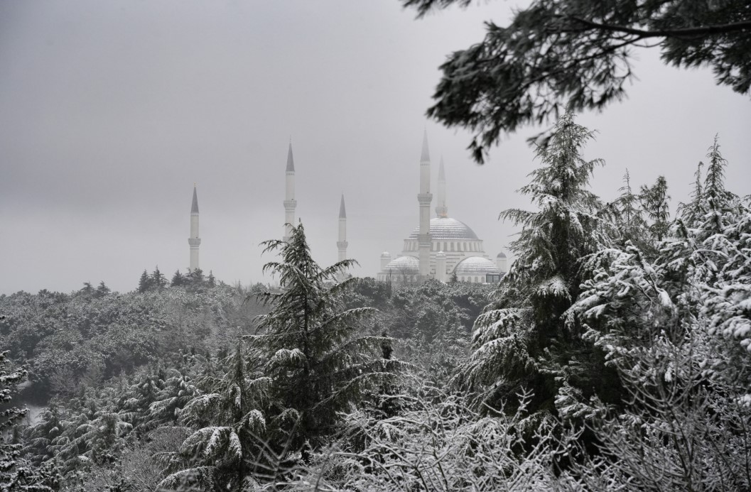 Çamlıca’da etkili olan kar yağışı havadan görüntülendi