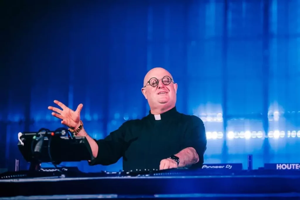 Portekizli Rahipten DJ’liğe sıra dışı geçiş: Sosyal medyanın yeni ikonu