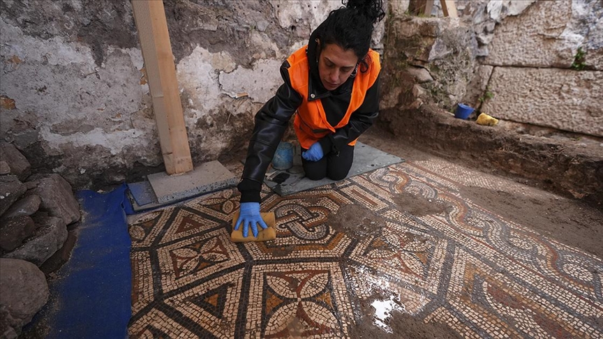 Smyrna’da kem gözlere karşı “Süleyman düğümü” motifli mozaikli oda keşfedildi