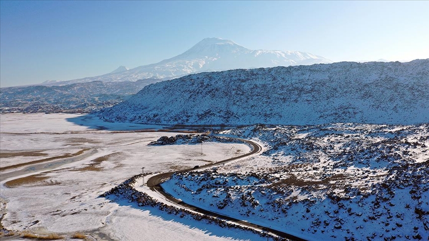 Ağrı Dağı’nın lavlarıyla oluşan kayalıklar kar yağışıyla beyaza büründü