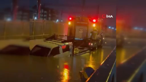 İzmir’de suyla dolan alt geçitte mahsur kalan sürücü hayatını kaybetti