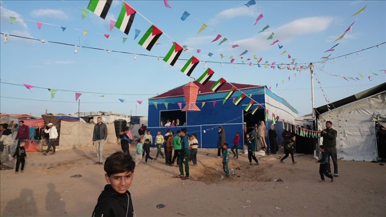 Gazzeliler çadırların arasında da olsa çocuklara “ramazan coşkusunu” yaşatmaya çalışıyor