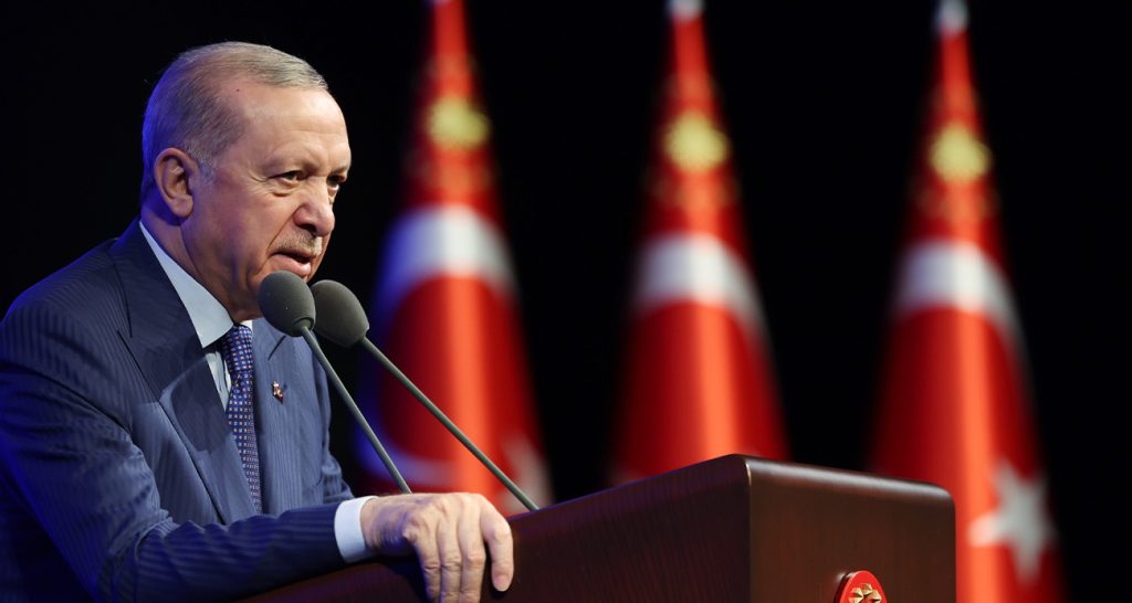 Cumhurbaşkanı Erdoğan: “Elleri öpülesi öğretmenlerimize yönelik şiddetin hiçbir gerekçesi hiçbir mazereti olamaz”