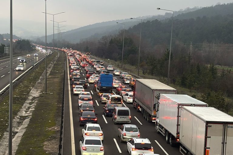 Bolu’da tatilcilerin dönüş yoğunluğu: Kilometrelerce araç kuyruğu oluştu
