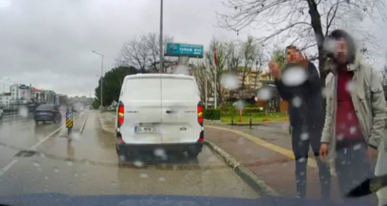 Bursa’da yol verme kavgası: 3 kişi sürücüye saldırdı