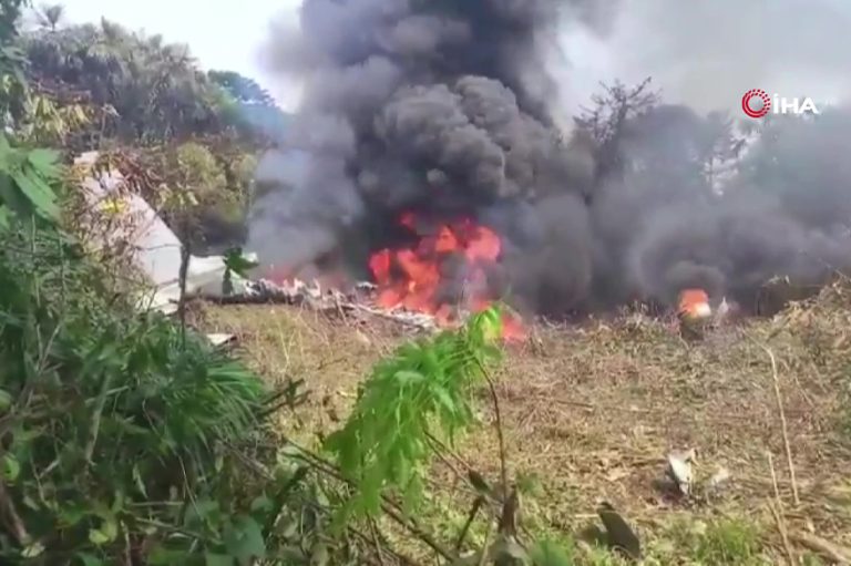 Kolombiya’da içerisinde 110 askerin bulunduğu askeri kargo uçağı düştü