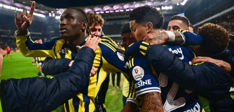 Kadıköy’de yıllarca unutulmayacak maç! Fenerbahçe son dakikalarda geri döndü