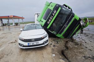 Tırın otomobilin üstüne devrildiği anlar kamerada