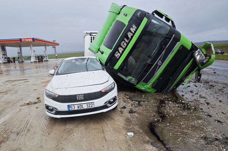 Tırın otomobilin üstüne devrildiği anlar kamerada