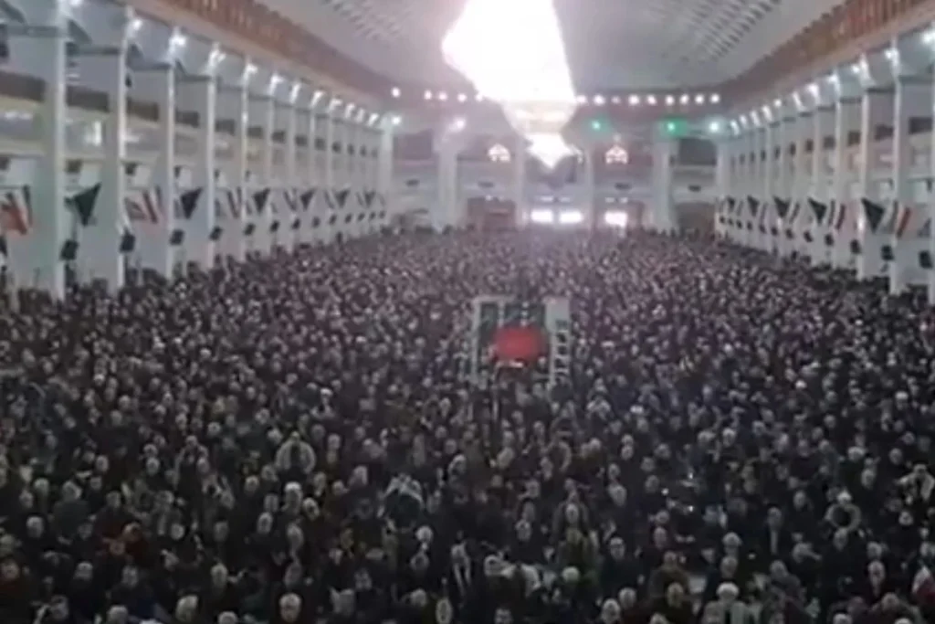 Tebriz’de binlerce kişinin katılımıyla cuma namazı kılındı