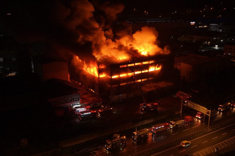 Trabzon’da fındık fabrikasındaki yangına müdahale devam ediyor
