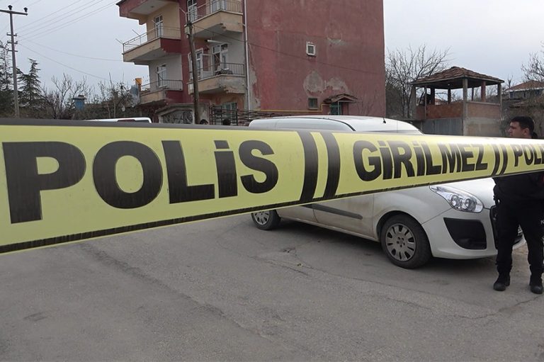 Kan donduran cinayet: İki kardeş bir oldu, babalarını bıçak ve baltayla öldürdü