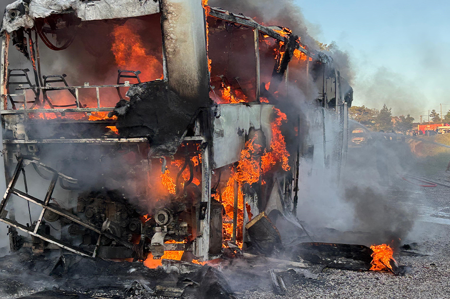 Otobüs alev topuna döndü, yolcular son anda kurtuldu