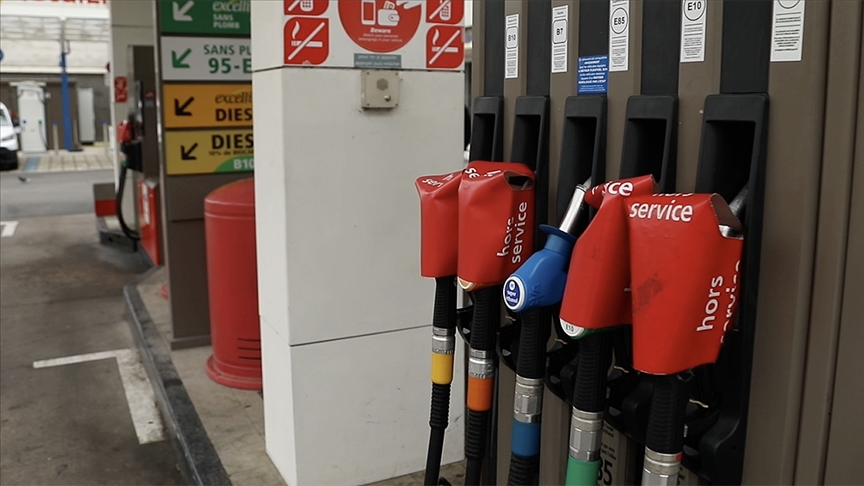 Fransa’da bazı akaryakıt istasyonlarında sınırlı hizmet verilmeye başlandı