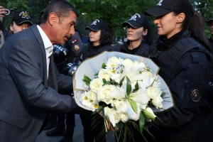 Günlerdir süren krizin ardından madenciler polislere çiçek verdi