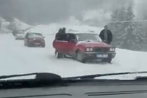 Sinop’ta kar yağışı etkili oldu, sürücüler zor anlar yaşadı