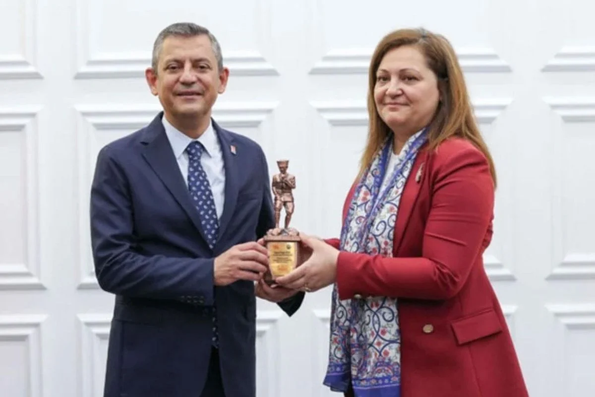 AK Parti’ye geçen Burcu Köksal’dan CHP lideri Özgür Özel’e: Gecenin saat kaçında ne yazacağı belli olmuyordu