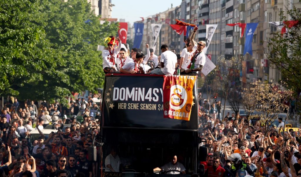 Şampiyon Galatasaray üstü açık otobüsle şehir turu attı