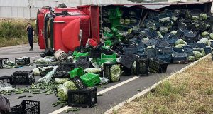 Antalya’da sebze yüklü kamyon ile motosiklet çarpıştı: 3 yaralı