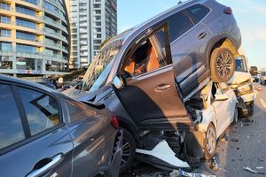 Kartal’da 4 aracın karıştığı zincirleme kaza: 5 yaralı