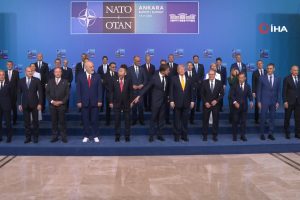 NATO Zirvesi’nde beyaz ayakkabı detayı dikkat çekti