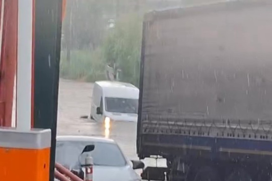 Kocaeli’yi sağanak vurdu: Araçlar mahsur kaldı