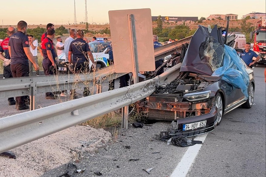 Düğün konvoyundaki otomobil bariyerlere çarptı: 1 ölü, 3 yaralı