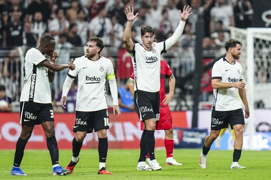 Vlahovic’ten hat-trick! 8 gollü maçta Kartal’dan rakiplerine gözdağı