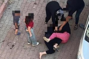 Kayseri’de iki kadının saç başa kavgası kamerada
